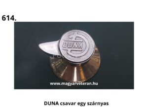 Fém szárnyas csavar egy oldalsó karral, tetején "DUNA" felirat és stilizált D logó; klasszikus magyar járművekhez készült eredeti alkatrész.
