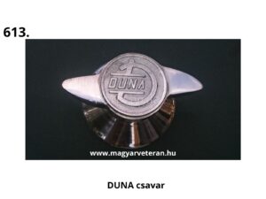 Fém szárnyas csavar polírozott felülettel, tetején "DUNA" felirat és stilizált D logó; klasszikus magyar járművekhez készült eredeti alkatrész.