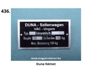 Fém adattábla "DUNA - Seitenwagen" felirattal, német nyelvű mezőkkel: típus, alvázszám, gyártási év, összsúly (166 kg) és maximális terhelés (100 kg); veterán magyar oldalkocsihoz készült.