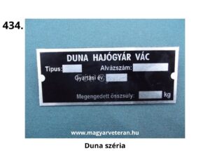 Fém azonosító tábla "DUNA HAJÓGYÁR VÁC" felirattal, gyártási évként 2013 szerepel; típus, alvázszám és összsúly mezőkkel, kék háttéren elhelyezve, veterán jármű katalógusból.
