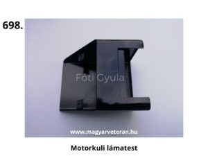 Fekete, fényes felületű, szögletes tartóelem kivágással és függőleges oldalakkal, sima fehér háttéren; klasszikus magyar motorkuli járművek világítási rendszeréhez tartozó alkatrész.