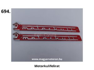 Két azonos, piros fém motorkuli felirat fehér dombornyomott betűkkel, bal oldalon villás, jobb oldalon hegyes véggel és rögzítőfuratokkal; klasszikus magyar motorkuli járművek emblémája.