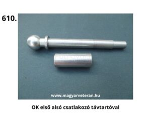 Fém csatlakozótüske gömbfejjel, peremmel és menetes szárral, mellette hengeres távtartó; veterán magyar járművek első alsó bekötéséhez készült alkatrészek.