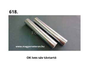 Két párhuzamosan elhelyezett fém távtartórúd sima felülettel, sötét háttéren; íves sárvédő vagy szerkezeti elem rögzítéséhez használt veterán magyar alkatrészek.