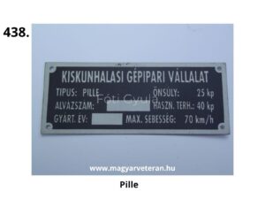 Fém azonosító tábla "KISKUNHALASI GÉPIPARI VÁLLALAT" felirattal, típus: PILLE, 25 kp önsúly, 40 kp hasznos teher és 70 km/h maximális sebesség megjelölésével; veterán magyar járműalkatrész.