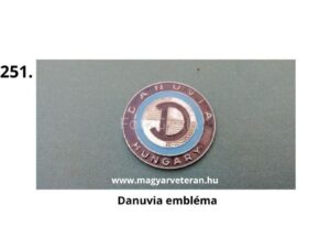 Danuvia embléma – kör alakú fém logó kék-ezüst háttérrel és „DANUVIA HUNGARY” felirattal magyar veterán motorkerékpárhoz