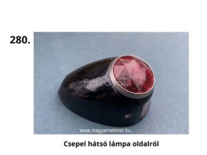 Csepel hátsó lámpa oldalnézetből – fekete fémházas lámpatest piros, prizmatikus búrával magyar veterán motorkerékpárhoz