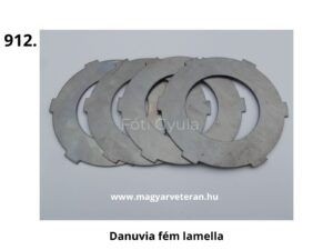 Négy kör alakú, fogazott szélű fém kuplunglamella egymásra helyezve, világos háttéren; Danuvia motorkerékpárhoz készült veterán alkatrészek.