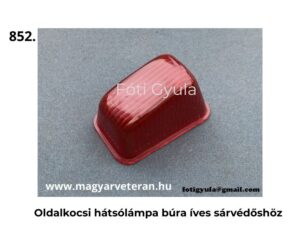 Piros oldalkocsi hátsólámpa búra íves sárvédőhöz, bordázott felületű műanyag burával, enyhén felülnézeti szögből fotózva, egyszínű háttéren