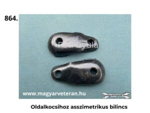 Oldalkocsihoz való asszimmetrikus bilincs párban, fekete fém kivitelben, eltérő furatkiosztással, kék háttéren felülnézetből