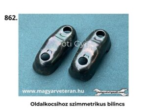 Oldalkocsihoz való szimmetrikus bilincs elemek fém kivitelben, két darab azonos formájú alkatrész egymás mellett, kék háttéren, felülnézetből