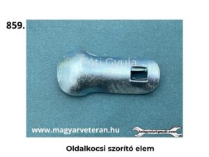 Oldalkocsihoz való szorító elem fém alkatrész, ívelt formával és négyszögletes nyílással, felülnézetből fotózva, egyszínű háttéren