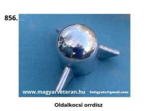 Krómozott felületű oldalkocsi orrdísz fém alkatrész, gömbölyített forma több rögzítőnyúlvánnyal, enyhén felülnézetből fotózva, egyszínű háttéren