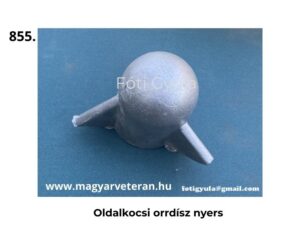 Nyers felületű oldalkocsi orrdísz fém alkatrész, gömbölyített forma két oldalsó rögzítőnyúlvánnyal, enyhén felülnézetből fotózva, egyszínű háttéren