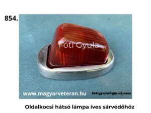 Piros oldalkocsi hátsó lámpa íves sárvédőhöz, bordázott lámpabúrával és krómozott fém talppal, enyhén oldalnézetből fotózva, egyszínű háttéren