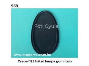Csepel 125 hátsó lámpa gumi talp fekete kivitelben veterán motorkerékpárhoz, türkiz háttéren fényképezve.
