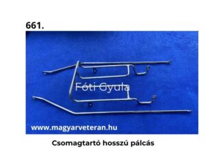 Csomagtartó hosszú pálcás fém kivitelben veterán motorkerékpár alkatrészhez, kék háttéren fotózva.