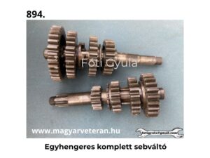 Egyhengeres komplett sebváltó fogaskerekekkel veterán motorkerékpár váltó alkatrészhez, világos háttéren fényképezve.