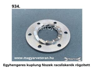 Egyhengeres kuplung fészek racslikerék rögzített kivitelben veterán motorkerékpár alkatrészhez, világoskék háttéren fotózva.