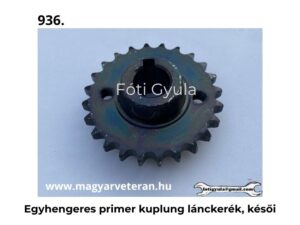 Egyhengeres primer kuplung lánckerék késői kivitelben veterán motorkerékpárhoz, világoskék háttéren fotózva.