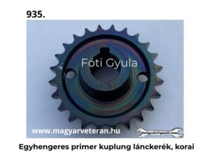 Egyhengeres primer kuplung lánckerék korai kivitelben veterán motorkerékpárhoz, világoskék háttéren fényképezve.