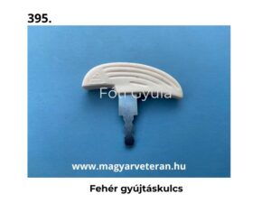 Fehér gyújtáskulcs veterán motorkerékpár kapcsoló alkatrészhez, kék háttéren fotózva.