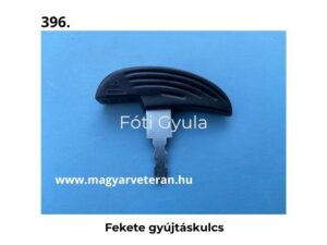 Fekete gyújtáskulcs veterán motorkerékpár kapcsoló alkatrészhez, világoskék háttéren fényképezve.