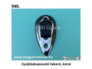 Gyújtáskapcsoló takaró korai kivitelben fekete és krómozott veterán motorkerékpár alkatrészhez, türkiz háttéren fotózva.