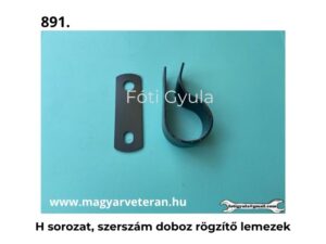 H sorozat szerszám doboz rögzítő lemezek veterán motorkerékpár alkatrészhez, türkiz háttéren fotózva.
