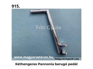 Kéthengeres Pannonia berugó pedál krómozott kivitelben veterán motorkerékpár alkatrészhez, világoskék háttéren fényképezve.