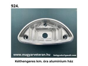 Kéthengeres km óra alumínium ház veterán motorkerékpár műszer alkatrészhez, világoskék háttéren fényképezve.