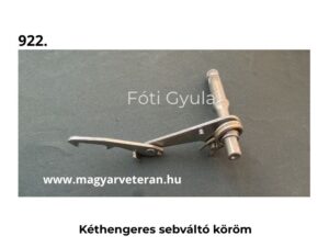 Kéthengeres sebváltó köröm fém kivitelben veterán motorkerékpár váltó alkatrészhez, szürke háttéren fotózva.