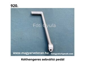 Kéthengeres sebváltó pedál krómozott kivitelben veterán motorkerékpár alkatrészhez, világoskék háttéren fényképezve.