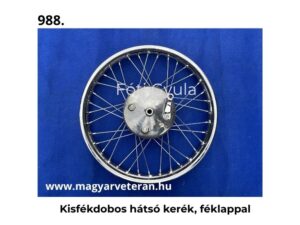 Kisfékdobos hátsó kerék féklappal komplett küllős kivitelben veterán motorkerékpárhoz, kék háttéren fotózva.