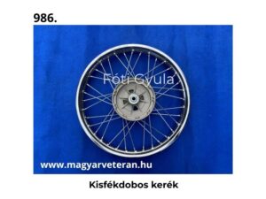 Kisfékdobos kerék komplett küllős kivitelben veterán motorkerékpárhoz, kék háttéren fotózva.