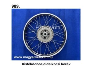 Kisfékdobos oldalkocsi kerék küllős kivitelben veterán motorkerékpár oldalkocsihoz, kék háttéren fotózva.
