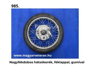 Nagyfékdobos hátsó kerék féklappal és gumival komplett küllős kivitelben veterán motorkerékpárhoz, kék háttéren fényképezve.
