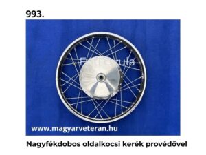 Nagyfékdobos oldalkocsi kerék porvédővel komplett küllős kivitelben veterán motorkerékpár oldalkocsihoz, kék háttéren fotózva.