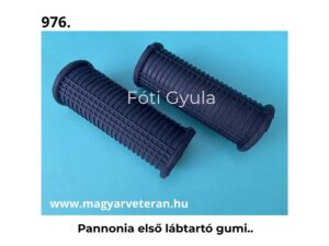 Pannonia hátsó lábtartó gumi fix kivitelben fekete színben veterán motorkerékpárhoz, türkiz háttéren fotózva.