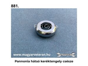 Pannonia hátsó keréktengely csésze krómozott kivitelben veterán motorkerékpár futómű alkatrészhez, szürke háttéren fotózva.
